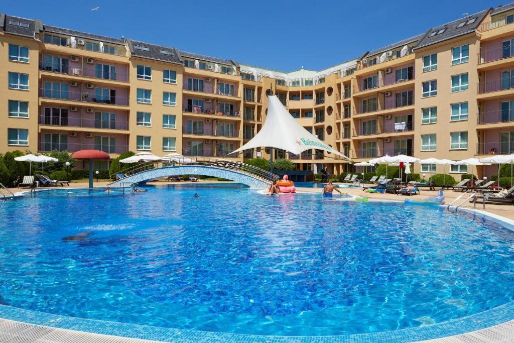 Pollo Resort, Summer Wind Apartaments Pantai Sunny Bagian luar foto